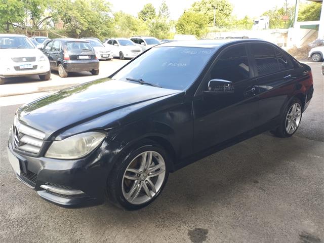 LOTE 027 MERCEDES-BENZ C 180 CGI 